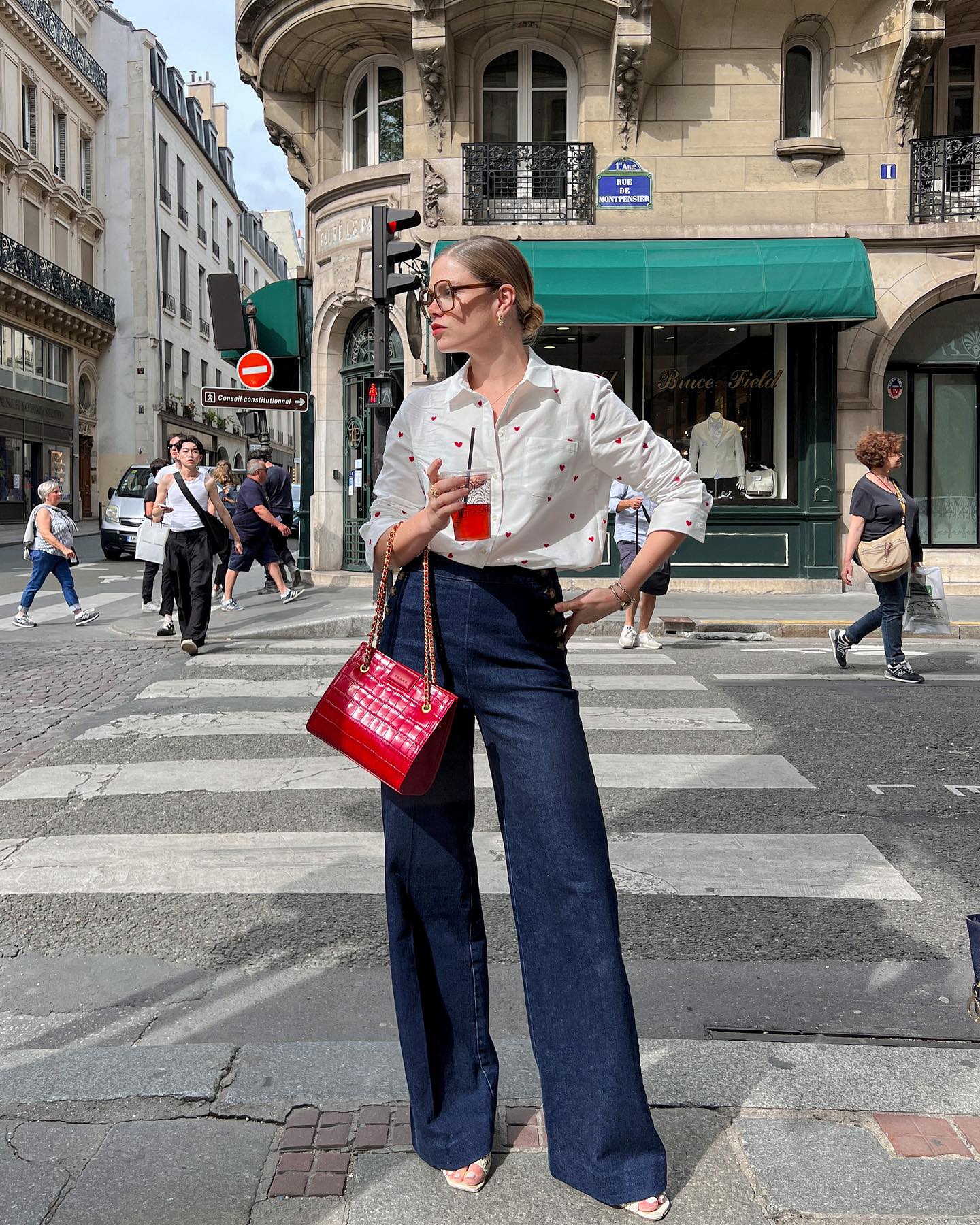 4 mẫu áo sơ mi hack tuổi được phụ nữ Pháp diện thường xuyên trong mùa hè-1