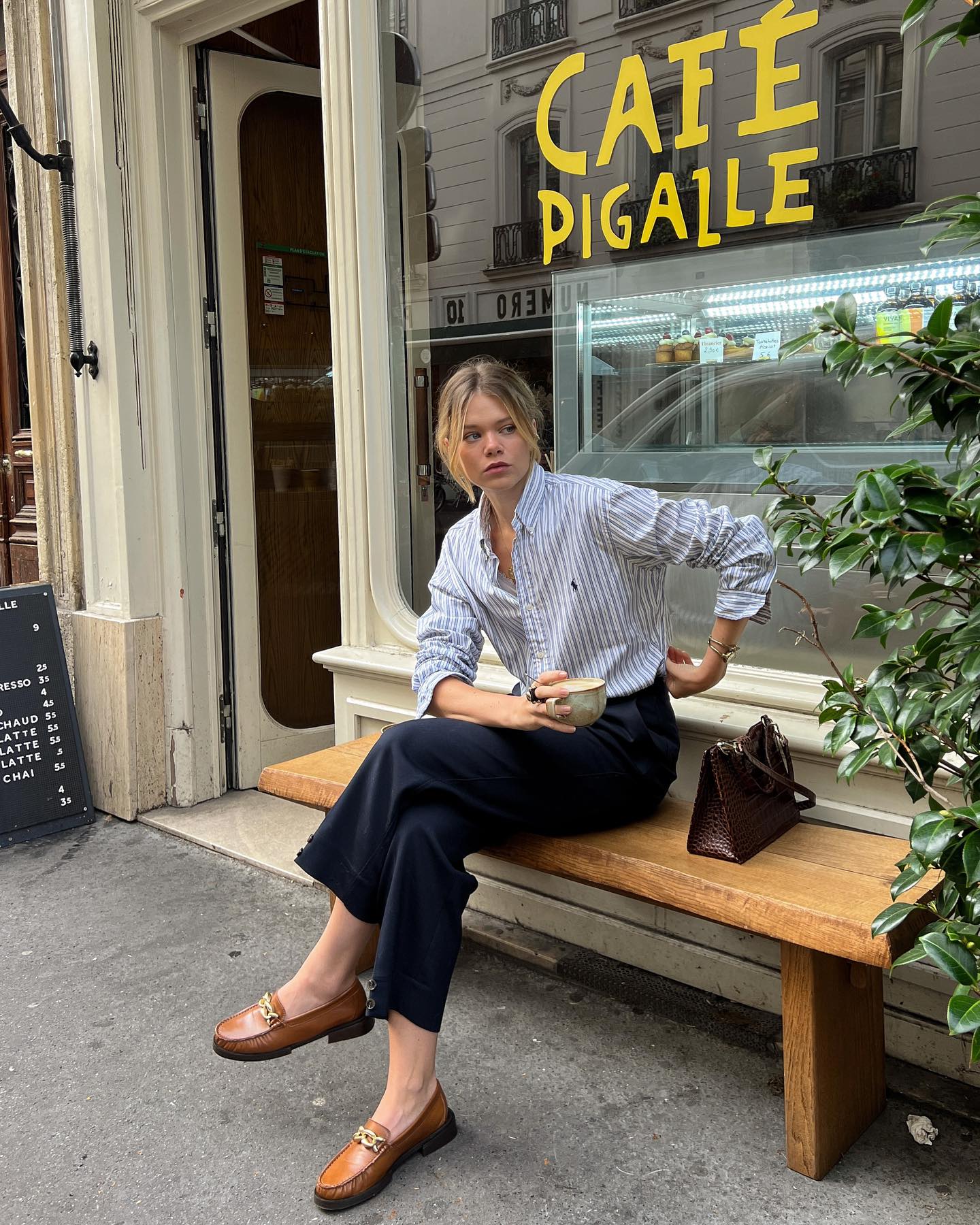 4 mẫu áo sơ mi hack tuổi được phụ nữ Pháp diện thường xuyên trong mùa hè-6