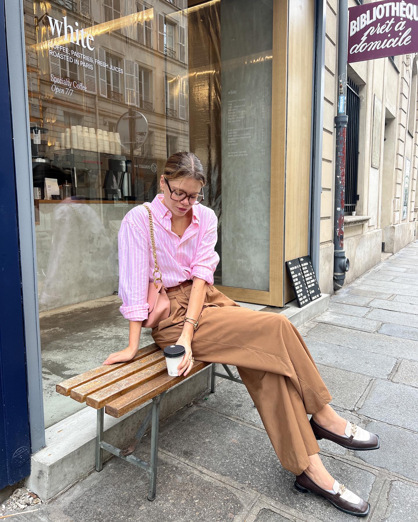 4 mẫu áo sơ mi hack tuổi được phụ nữ Pháp diện thường xuyên trong mùa hè-7