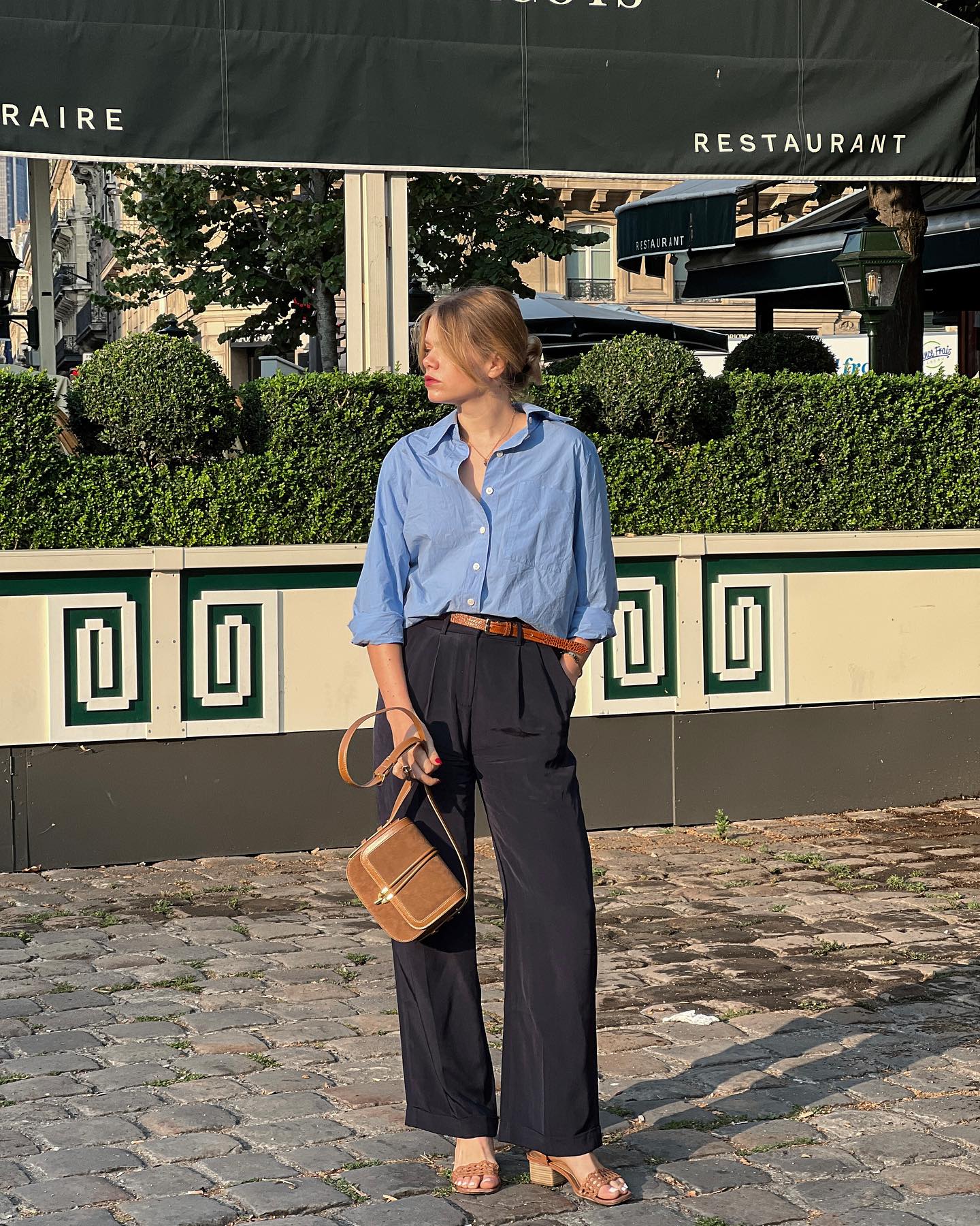 4 mẫu áo sơ mi hack tuổi được phụ nữ Pháp diện thường xuyên trong mùa hè-11