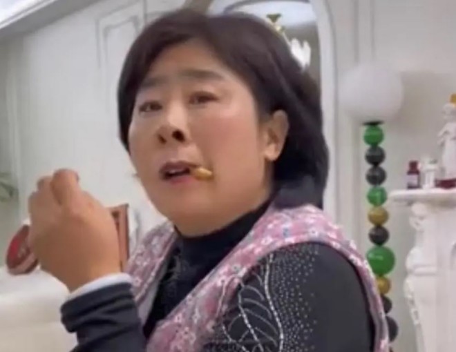 Nghe con dâu đòi ly hôn, mẹ chồng giải quyết mâu thuẫn giữa hai vợ chồng chỉ trong 3 giây-1