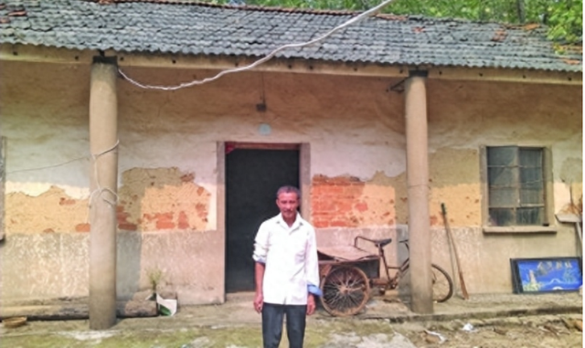 Hì hục đào mương, 3 anh em bất ngờ tìm thấy bình cổ đựng 40kg toàn vật thể bằng vàng-1