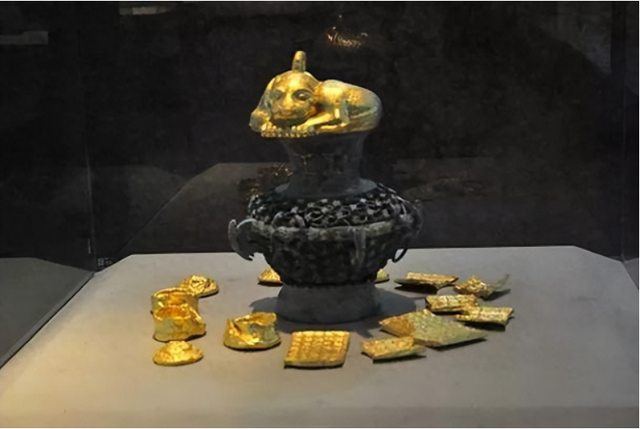 Hì hục đào mương, 3 anh em bất ngờ tìm thấy bình cổ đựng 40kg toàn vật thể bằng vàng-2