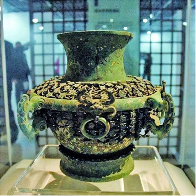 Hì hục đào mương, 3 anh em bất ngờ tìm thấy bình cổ đựng 40kg toàn vật thể bằng vàng-4