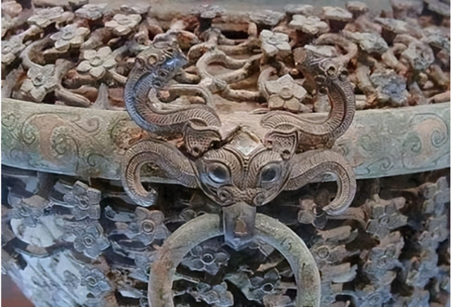 Hì hục đào mương, 3 anh em bất ngờ tìm thấy bình cổ đựng 40kg toàn vật thể bằng vàng-5