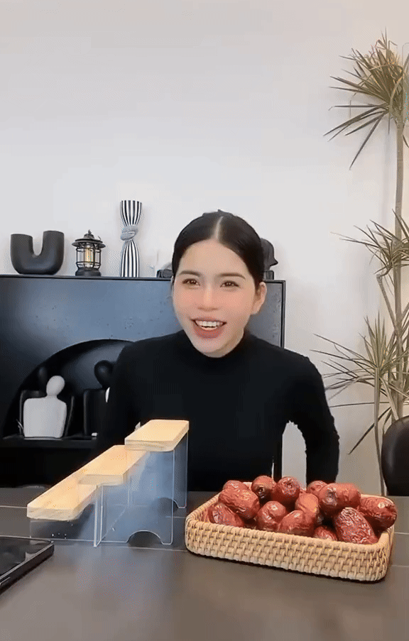 Bán 2 tấn hàng sau khi lên sóng 1 phút, mẹ 4 con nổi đình đám mời luôn dàn nghệ sĩ lên livestream chốt đơn giàu cỡ nào?-1
