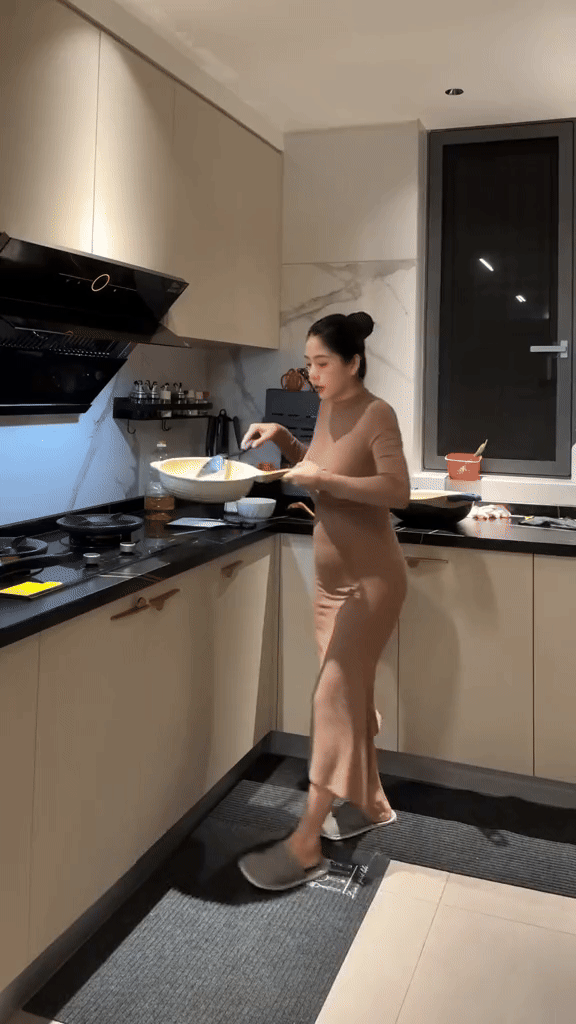 Bán 2 tấn hàng sau khi lên sóng 1 phút, mẹ 4 con nổi đình đám mời luôn dàn nghệ sĩ lên livestream chốt đơn giàu cỡ nào?-7