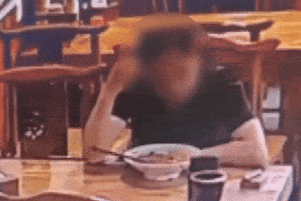 Camera ghi lại hành động xấu xí của người đàn ông trong cửa hàng ăn