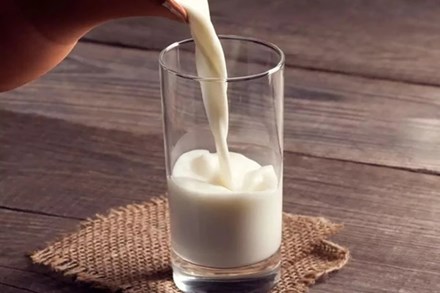 Những người này uống sữa vào buổi sáng như 'uống thuốc độc', nên tránh tuyệt đối