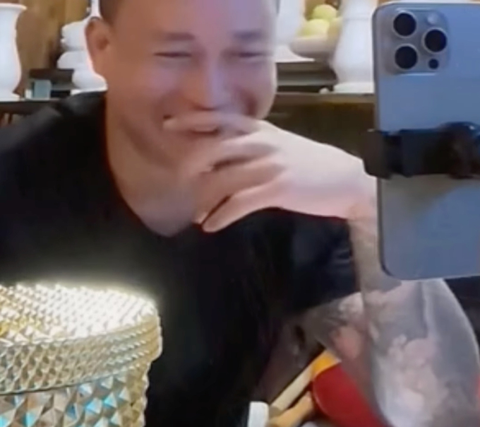 Nam Em chính thức livestream trở lại, thái độ khó hiểu khi hát nhạc Mỹ Tâm-2