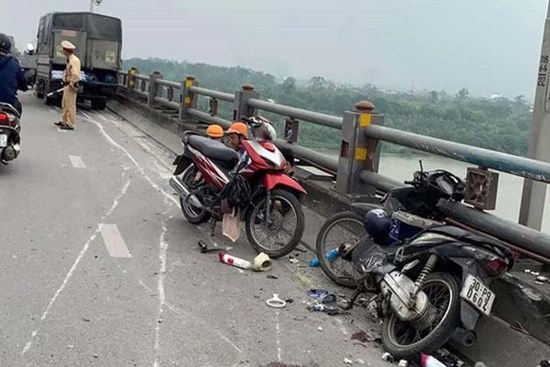 Xe tải lao vào dải phân cách cầu Thanh Trì, hai người đi xe máy gặp họa
