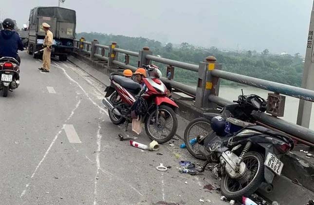 Xe tải lao vào dải phân cách cầu Thanh Trì, hai người đi xe máy gặp họa-1