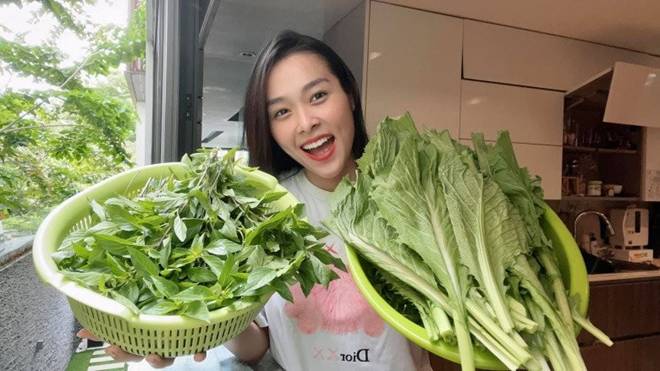 Mẹ con Diệp Bảo Ngọc thu hoạch rau trái hoành tráng trên khu vườn trên cao, ai cũng khen đã con mắt-13