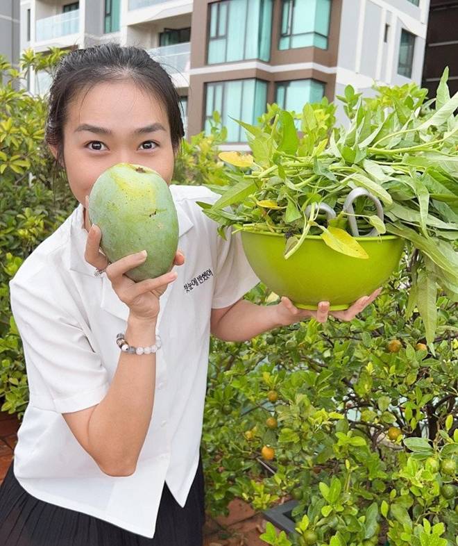 Mẹ con Diệp Bảo Ngọc thu hoạch rau trái hoành tráng trên khu vườn trên cao, ai cũng khen đã con mắt-14