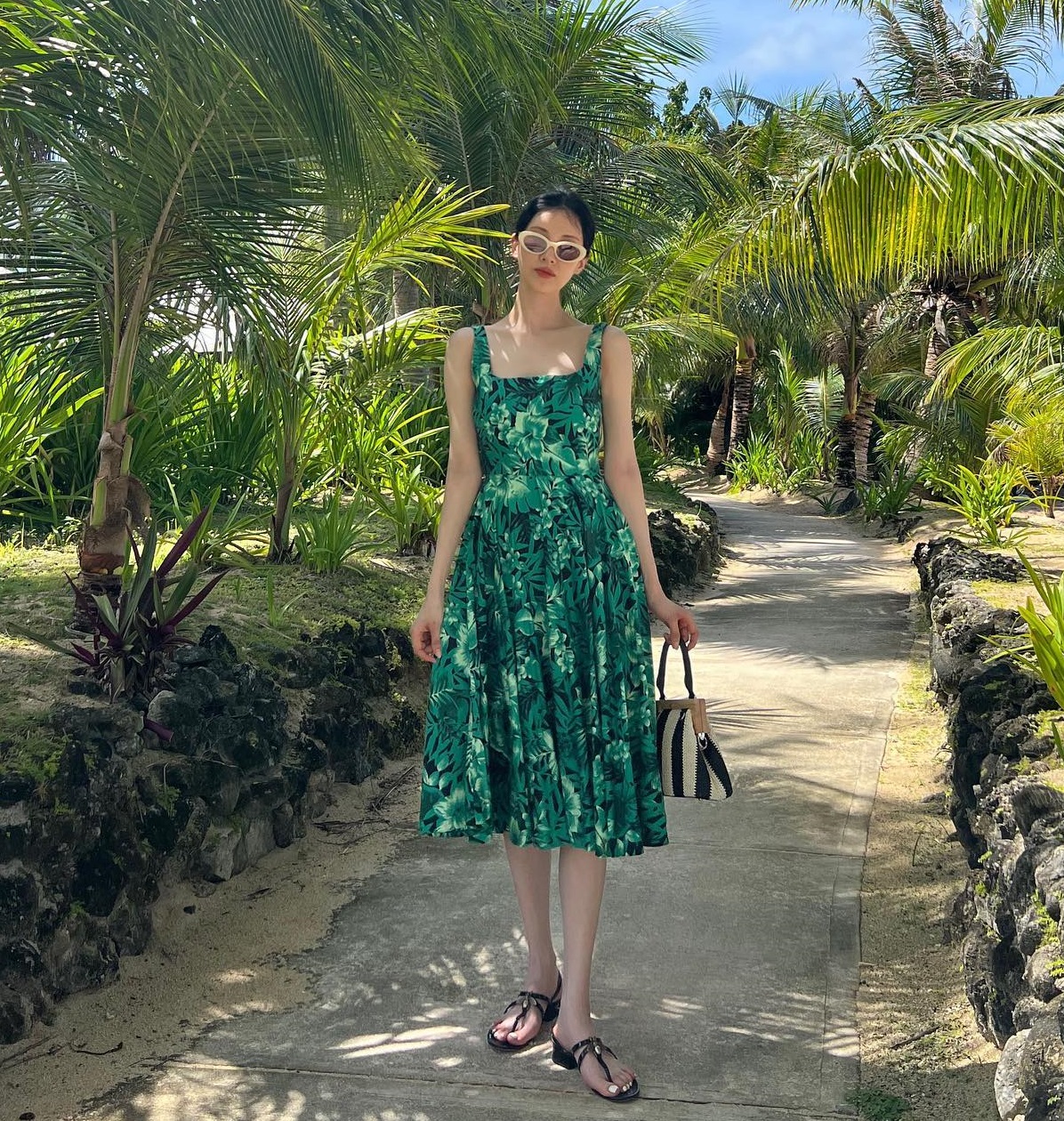 Tham khảo 10 set váy liền của sao Hàn, nàng sẽ có 1001 bức ảnh sống ảo tuyệt xinh khi đi du lịch-1