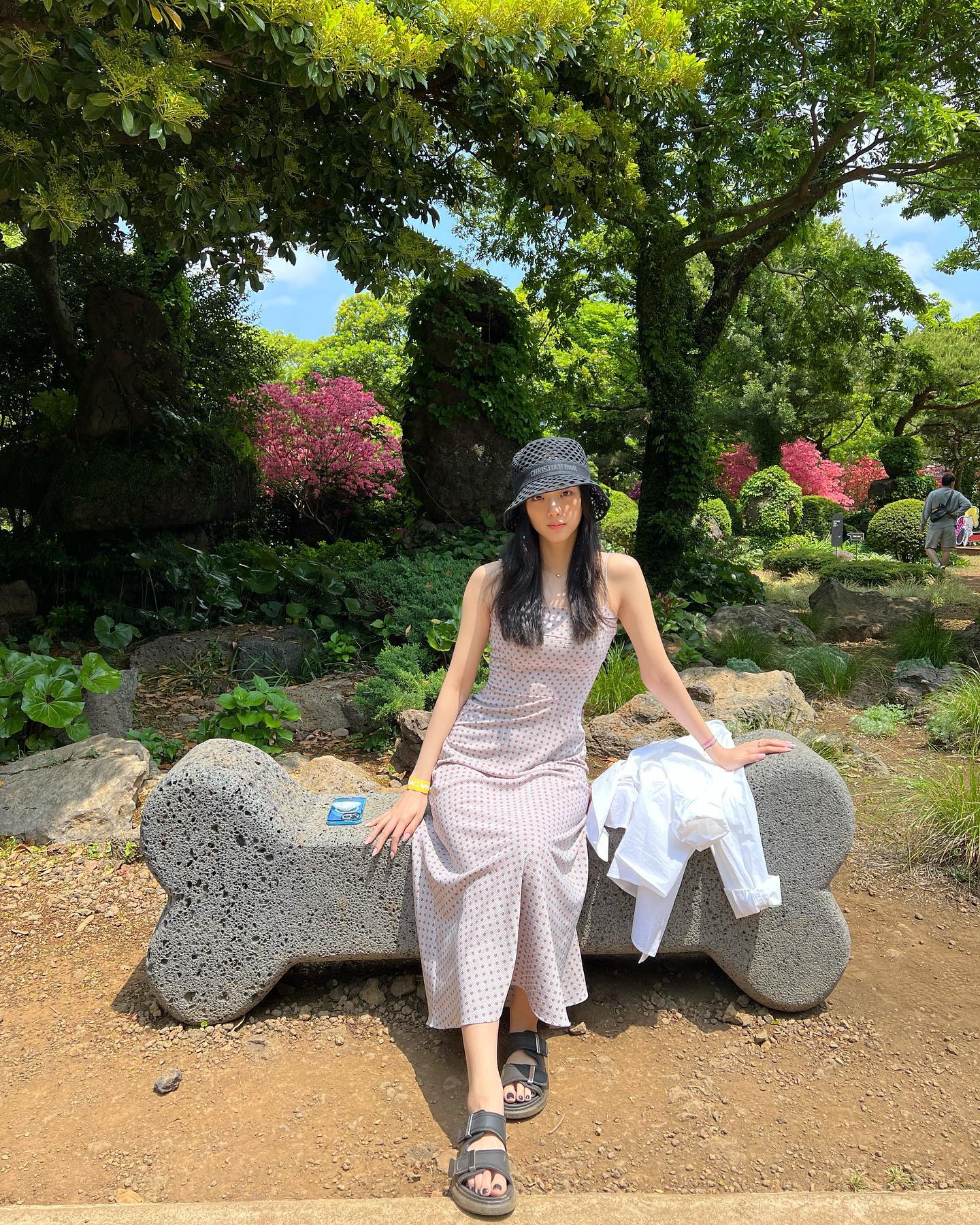 Tham khảo 10 set váy liền của sao Hàn, nàng sẽ có 1001 bức ảnh sống ảo tuyệt xinh khi đi du lịch-10