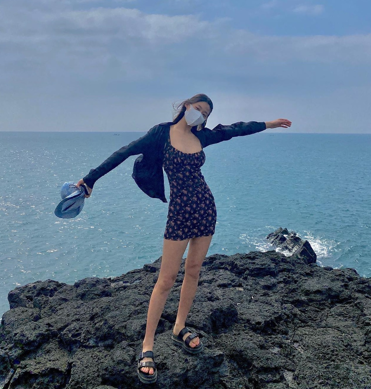 Tham khảo 10 set váy liền của sao Hàn, nàng sẽ có 1001 bức ảnh sống ảo tuyệt xinh khi đi du lịch-6