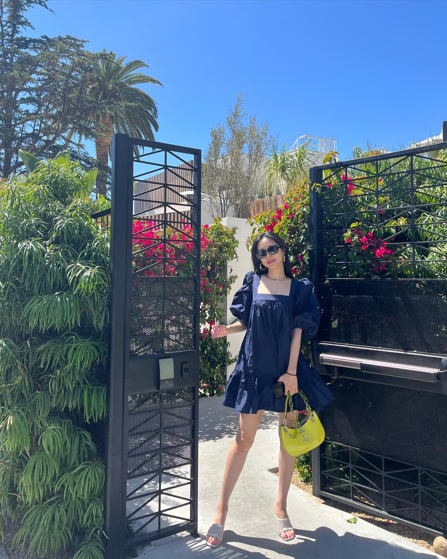 Tham khảo 10 set váy liền của sao Hàn, nàng sẽ có 1001 bức ảnh sống ảo tuyệt xinh khi đi du lịch-9