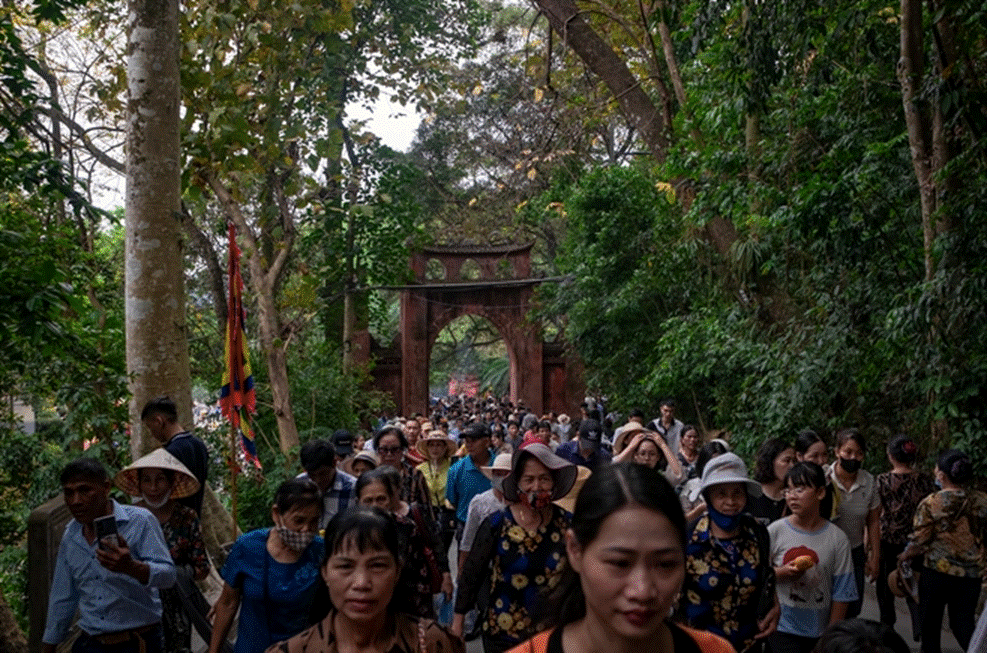 Dòng người đổ về Đền Hùng trước ngày Giỗ Tổ, đường lên đền Hạ không còn chỗ trống-1