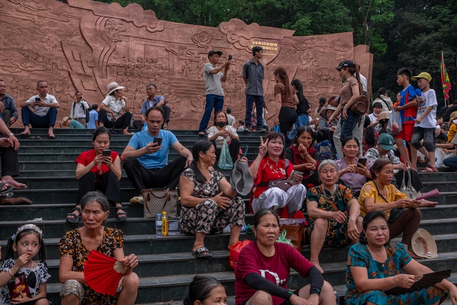 Dòng người đổ về Đền Hùng trước ngày Giỗ Tổ, đường lên đền Hạ không còn chỗ trống-2