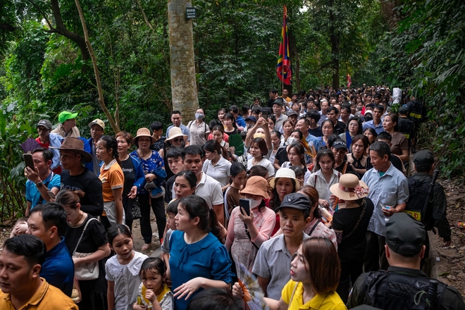 Dòng người đổ về Đền Hùng trước ngày Giỗ Tổ, đường lên đền Hạ không còn chỗ trống-3