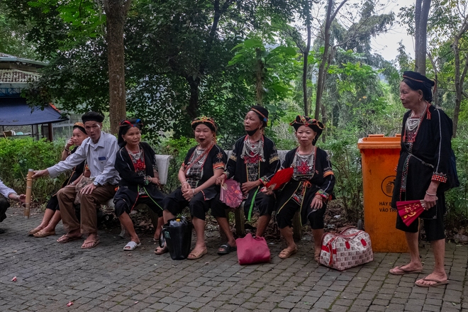 Dòng người đổ về Đền Hùng trước ngày Giỗ Tổ, đường lên đền Hạ không còn chỗ trống-4