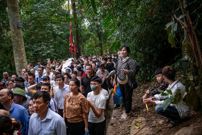 Dòng người đổ về Đền Hùng trước ngày Giỗ Tổ, đường lên đền Hạ không còn chỗ trống-5