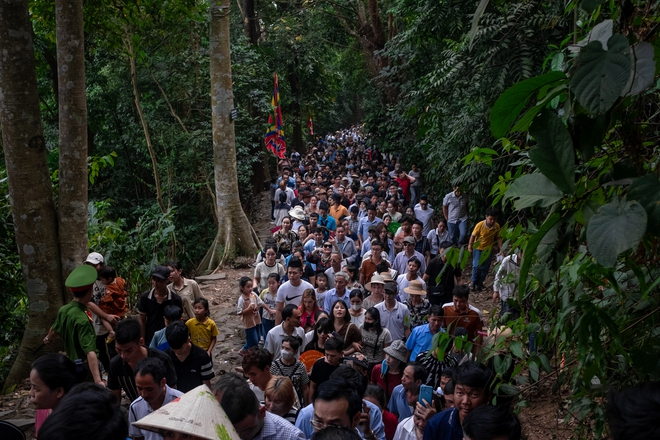Dòng người đổ về Đền Hùng trước ngày Giỗ Tổ, đường lên đền Hạ không còn chỗ trống-6