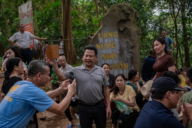 Dòng người đổ về Đền Hùng trước ngày Giỗ Tổ, đường lên đền Hạ không còn chỗ trống-7