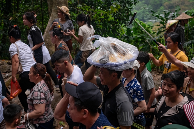 Dòng người đổ về Đền Hùng trước ngày Giỗ Tổ, đường lên đền Hạ không còn chỗ trống-9