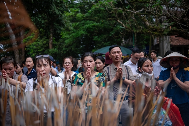 Dòng người đổ về Đền Hùng trước ngày Giỗ Tổ, đường lên đền Hạ không còn chỗ trống-14