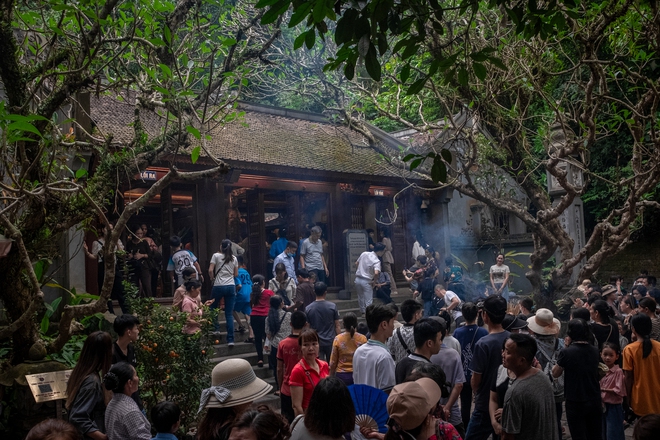 Dòng người đổ về Đền Hùng trước ngày Giỗ Tổ, đường lên đền Hạ không còn chỗ trống-15