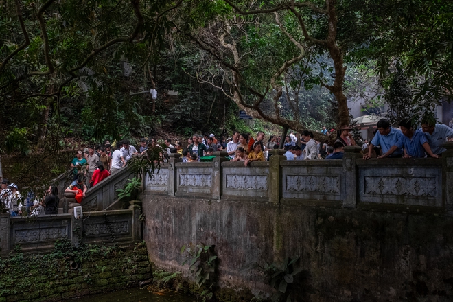 Dòng người đổ về Đền Hùng trước ngày Giỗ Tổ, đường lên đền Hạ không còn chỗ trống-16