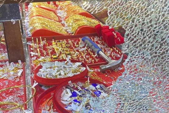Khẩn trương truy bắt đối tượng táo tợn dùng búa cướp tiệm vàng