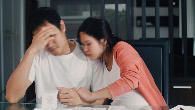 Thấy chồng tôi cầm sổ đỏ trên tay, chị giúp việc liền tiết lộ bí mật bấy lâu và muốn đóng góp 1 tỷ-1