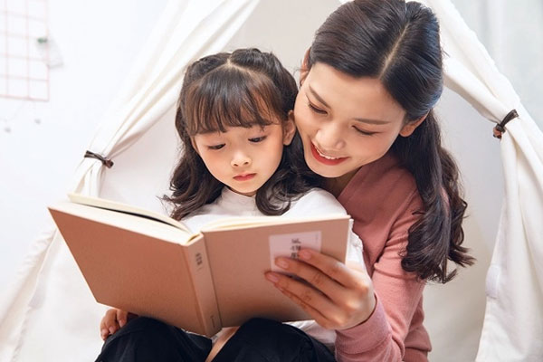 Bé gái học mẫu giáo bị bạn nam cùng lớp hôn môi, cô giáo xử trí khéo léo khiến phụ huynh hết mực yên tâm: Giáo dục giới tính cho trẻ cần nhớ điều này-1