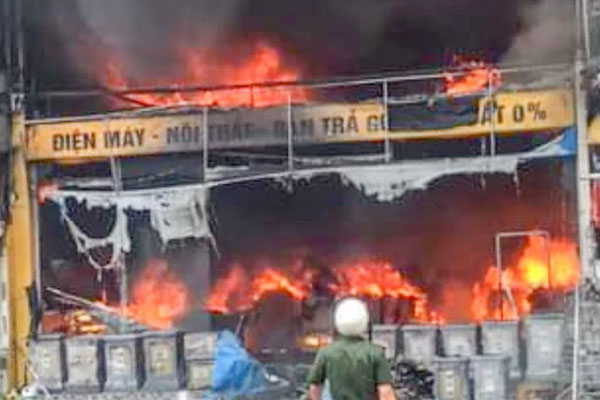 Cháy lớn siêu thị điện máy ở Sơn La-1