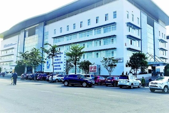 Nghịch tử 2 tay 2 dao lao vào chém mẹ