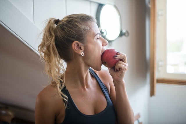 Nên ăn táo nguyên vỏ hay gọt vỏ? Thì ra bấy lâu nay nhiều người vẫn ăn sai cách khiến dinh dưỡng hao hụt-1