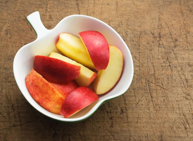 Nên ăn táo nguyên vỏ hay gọt vỏ? Thì ra bấy lâu nay nhiều người vẫn ăn sai cách khiến dinh dưỡng hao hụt-2