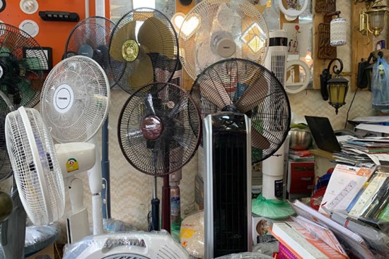 Mới chớm hè, người Hà Nội sắm quạt tích điện sớm vì lo cắt điện