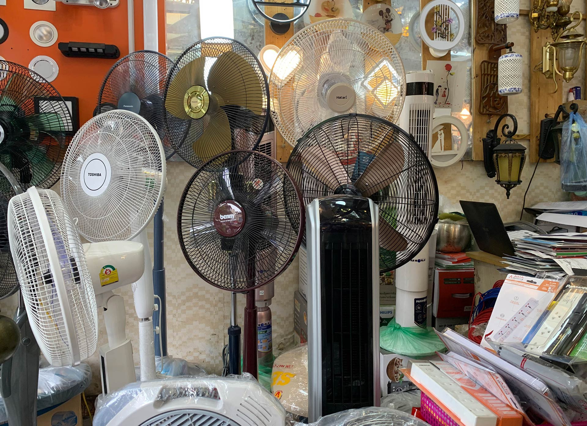 Mới chớm hè, người Hà Nội sắm quạt tích điện sớm vì lo cắt điện-1