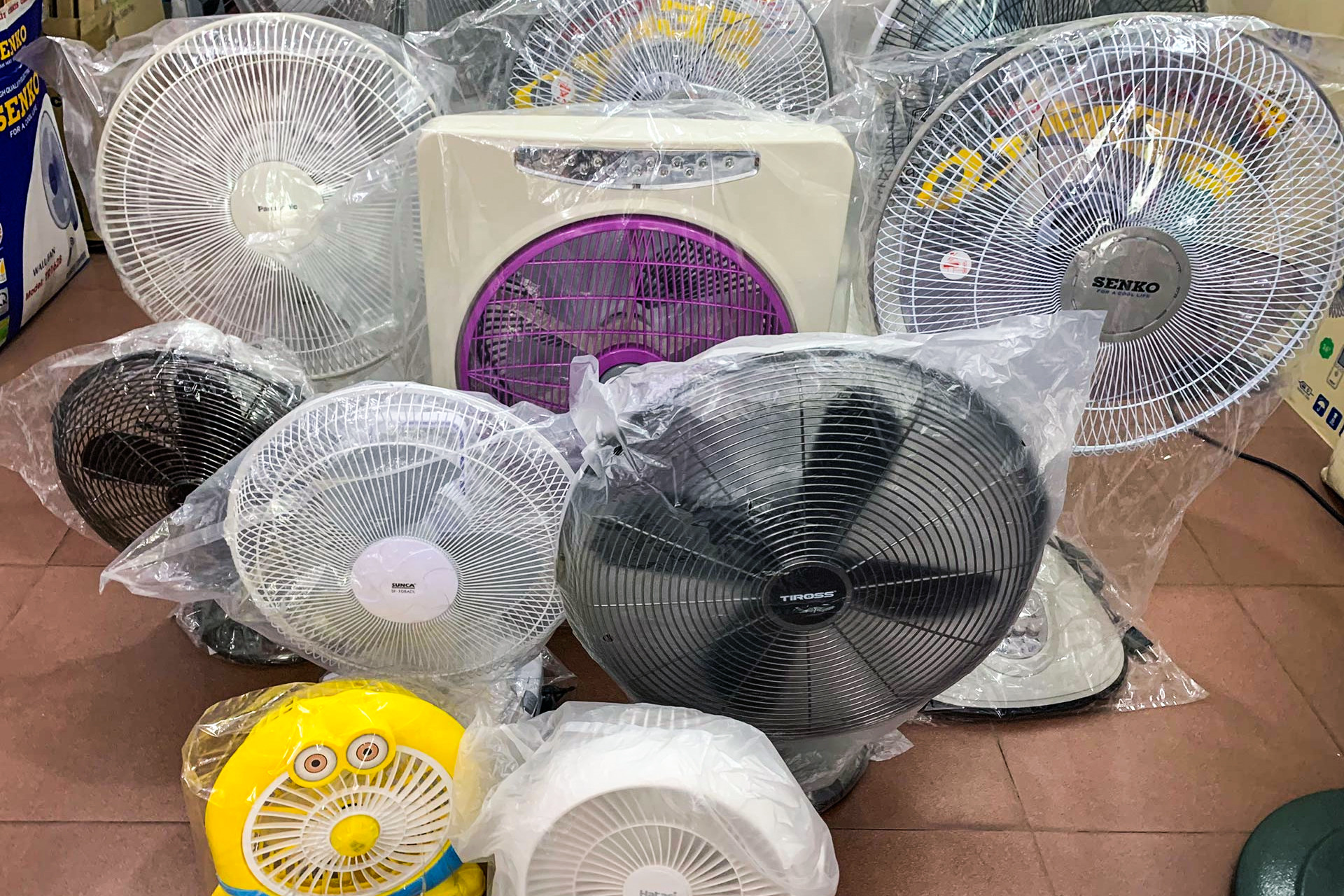 Mới chớm hè, người Hà Nội sắm quạt tích điện sớm vì lo cắt điện-2