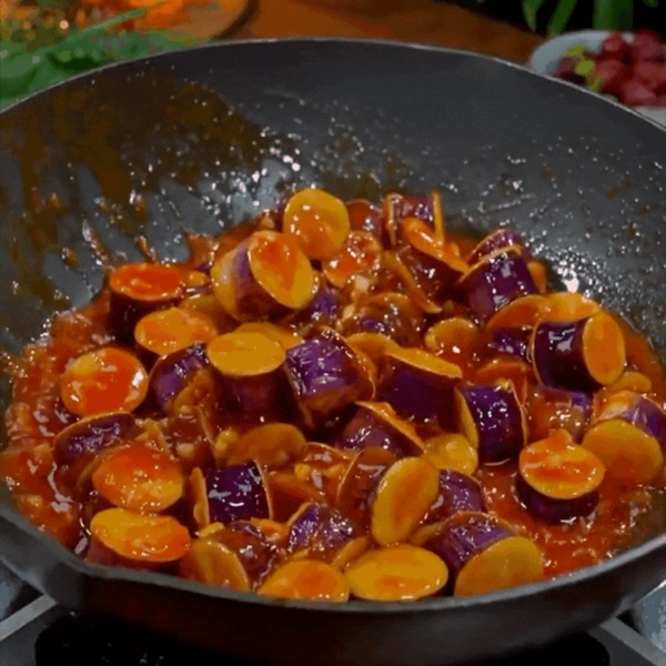 Loại quả là kho anthocyanin, giúp làm chậm quá trình lão hóa, mang sốt chua ngọt cực kỳ hao cơm-12