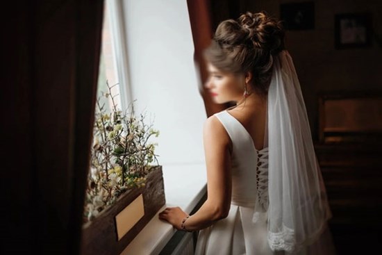 Thấy thái độ của con rể trong đám cưới, bố liền bảo tôi xách váy về cùng ông luôn
