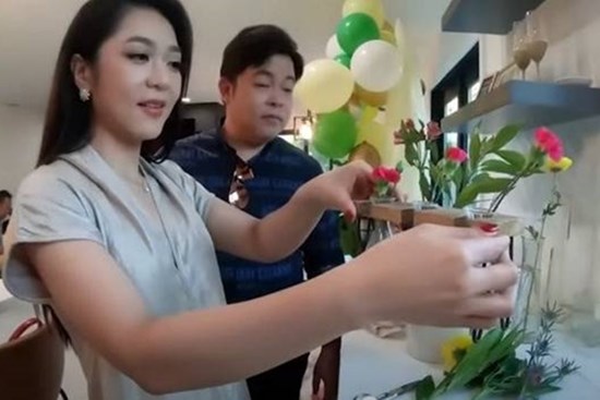 Soi bên trong căn nhà Quang Lê mời Hà Thanh Xuân tới