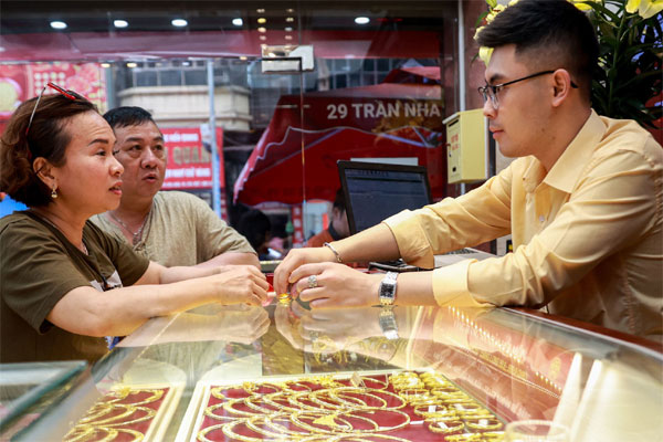 Giá vàng hôm nay 19/4/2024: Thế giới tăng bốc đầu, SJC ngược chiều lao dốc-1