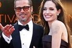 Angelina Jolie nói bị Brad Pitt 'hút máu' đến nghèo khổ