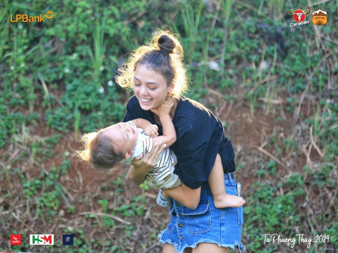 Bất ngờ với phong cách cực khác của vợ mẫu tây Bùi Tiến Dũng khi đến CLB HAGL thăm chồng-1