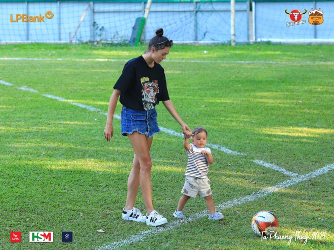 Bất ngờ với phong cách cực khác của vợ mẫu tây Bùi Tiến Dũng khi đến CLB HAGL thăm chồng-3